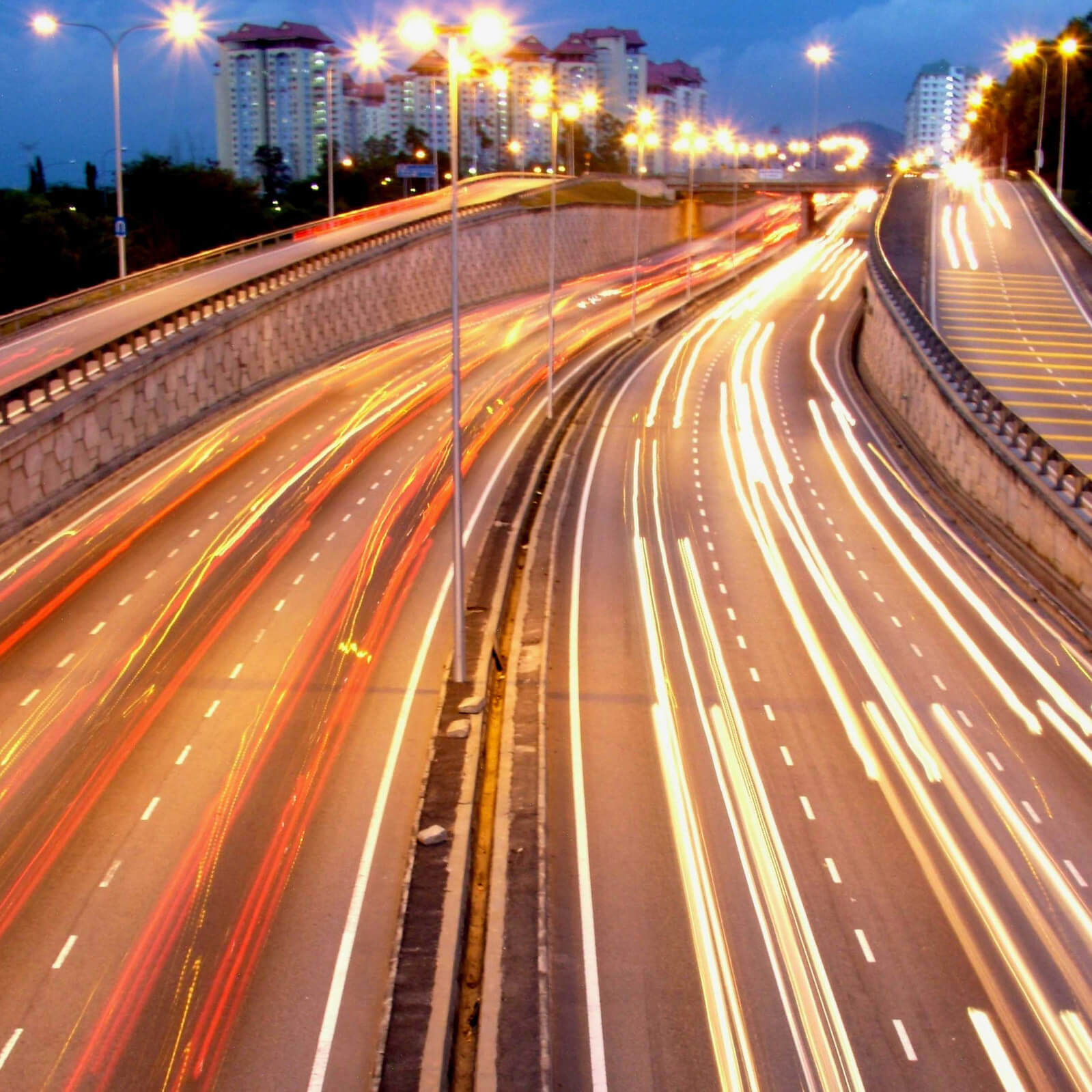 Grande avenida, com efeito de movimento com as luzes dos carros, representando que já dei alguns passos, mas ainda tenho um caminho pela frente.